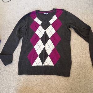 NWOT Medium Dark Gray, White & Magenta Izod Women's Argyle Sweater, Preppy VNeck